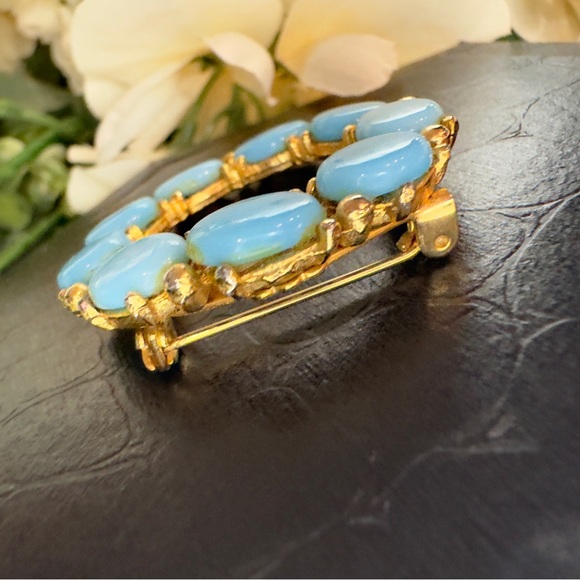 Vintage Turquoise Round Shaped Pin/ Broach. Gold With Turquoise Cabochons - Picture 6 of 14